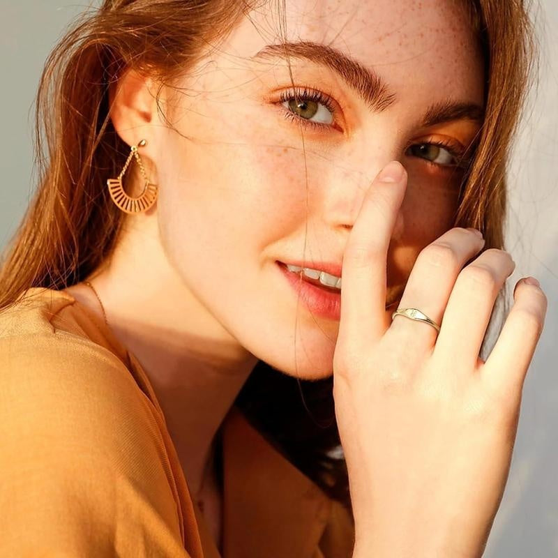 Bague Signature portée – bague initiale fine plaquée or