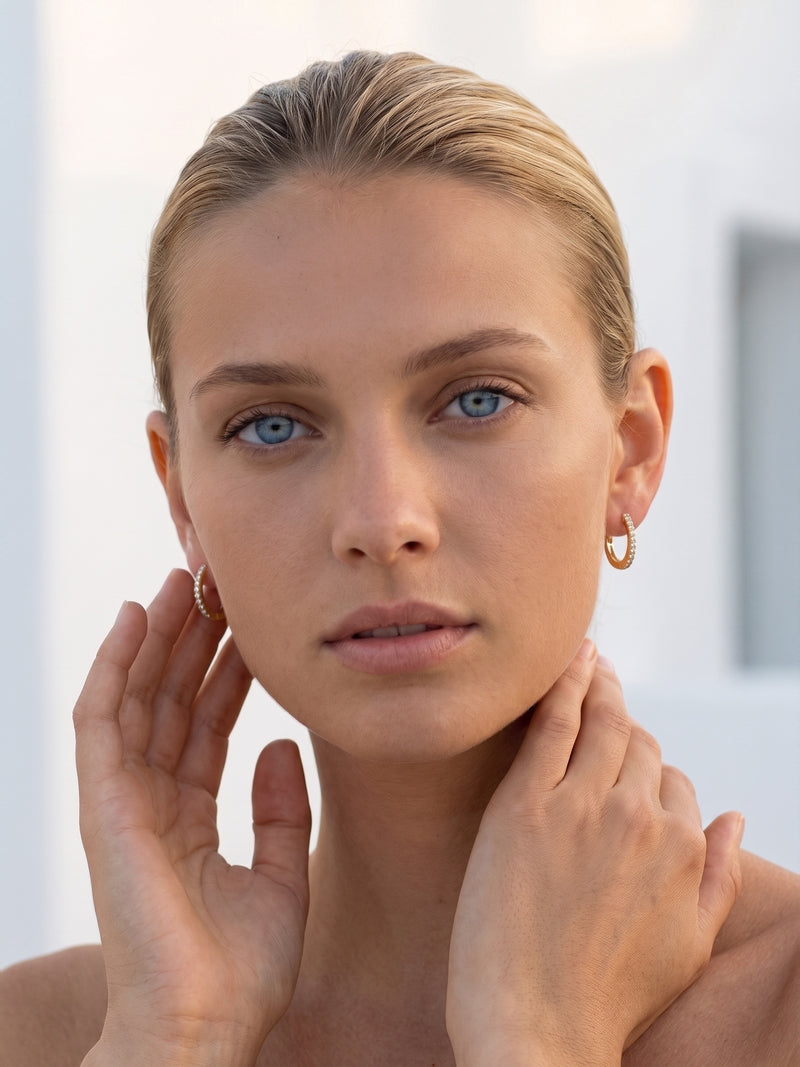 Boucles d'oreilles créoles fines pavées Boucle Discrète portées, zirconium, argent 925 plaqué or 18 carats – Soreli Paris