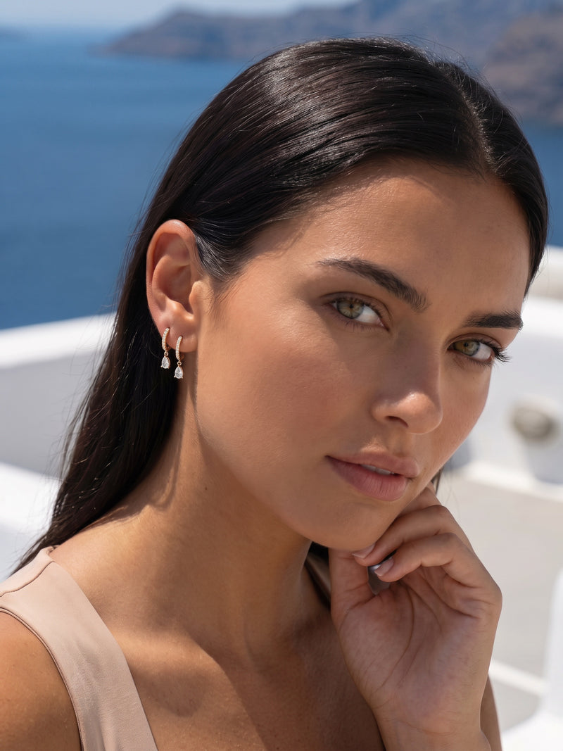 Boucles d'oreilles créoles pendantes goutte Boucle Gracieuse portées, zirconium, argent 925 plaqué or 18 carats – Soreli Paris