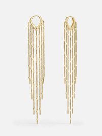 Boucles d'oreilles Cascade SORELI – créoles en V plaquées or 18 carats avec franges de chaînes, sur fond gris